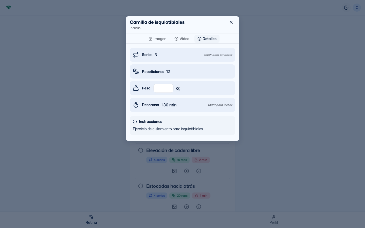 Ventana del ejercicio Camilla de isquiotibiales en la pestaña Detalles: Series 3 con la ayuda tocar para empezar, Repeticiones 12, Peso con un campo y kg, Descanso 1:30 min con tocar para iniciar, e Instrucciones