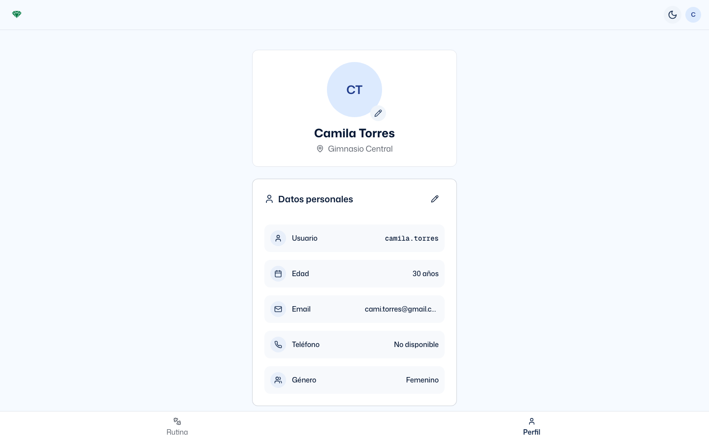 El perfil del cliente en el navegador: círculo con las iniciales CT y un lápiz, Camila Torres, Gimnasio Central, y la tarjeta Datos personales con Usuario, Edad, Email, Teléfono No disponible y Género