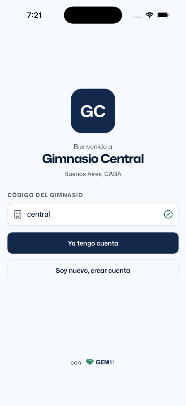 Código central escrito, tilde verde en el campo y arriba la tarjeta Bienvenido a Gimnasio Central, Buenos Aires, CABA, con las iniciales GC sobre azul
