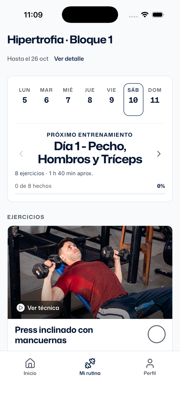 Pestaña Mi rutina en el celular: nombre de la rutina, fechas, selector de días y lista de ejercicios con series, reps y descanso