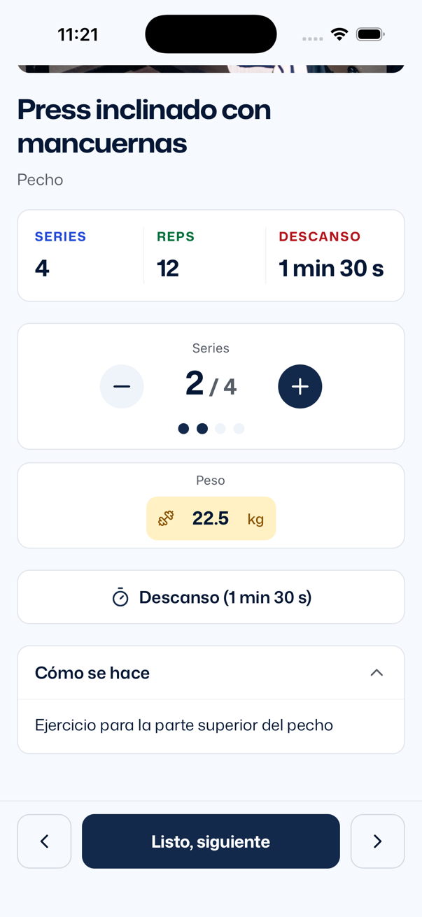 Mismo detalle con Series 2 / 4, el campo Peso con 22.5 kg en ámbar, el botón Descanso (1 min 30 s) y la sección Cómo se hace desplegada con el texto Ejercicio para la parte superior del pecho