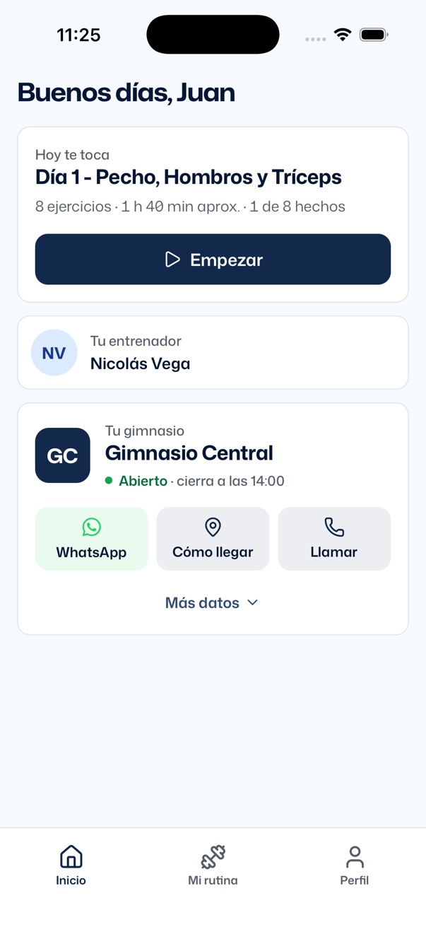 Pestaña Inicio de la app con el saludo, la tarjeta Hoy te toca con el botón Empezar, el renglón Tu entrenador y el bloque Tu gimnasio con Gimnasio Central en estado Abierto, los botones WhatsApp, Cómo llegar y Llamar y el link Más datos