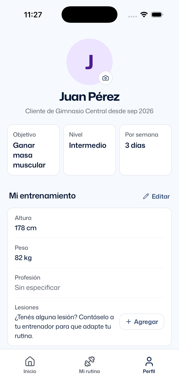 Pestaña Perfil: la inicial J en un círculo con el ícono de cámara, Juan Pérez, Cliente de Gimnasio Central desde sep 2026; tres tarjetas Objetivo Ganar masa muscular, Nivel Intermedio, Por semana 3 días; la sección Mi entrenamiento con Editar y las filas Altura 178 cm, Peso 82 kg, Profesión Sin especificar y Lesiones con la invitación ¿Tenés alguna lesión? Contáselo a tu entrenador para que adapte tu rutina. y el botón Agregar
