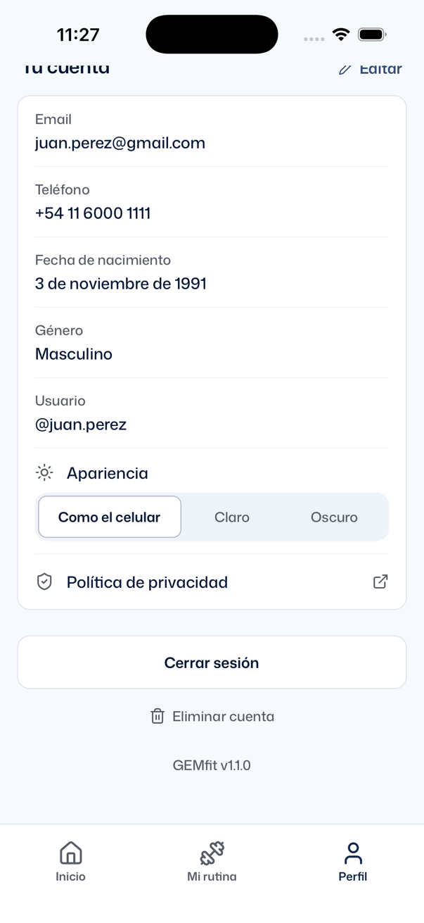 Perfil más abajo: la sección Tu cuenta con Editar y las filas Email, Teléfono, Fecha de nacimiento, Género y Usuario @juan.perez; Apariencia con las opciones Como el celular, Claro y Oscuro; Política de privacidad; el botón Cerrar sesión, el enlace Eliminar cuenta y el pie GEMfit v1.1.0