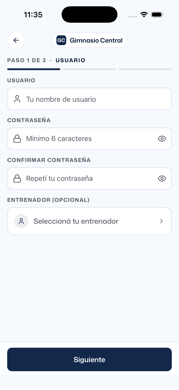 Paso 1 de 3 Usuario: la pastilla Gimnasio Central arriba, los campos Usuario, Contraseña con la ayuda Mínimo 6 caracteres, Confirmar contraseña con Repetí tu contraseña, la fila Entrenador (opcional) con Seleccioná tu entrenador y el botón Siguiente