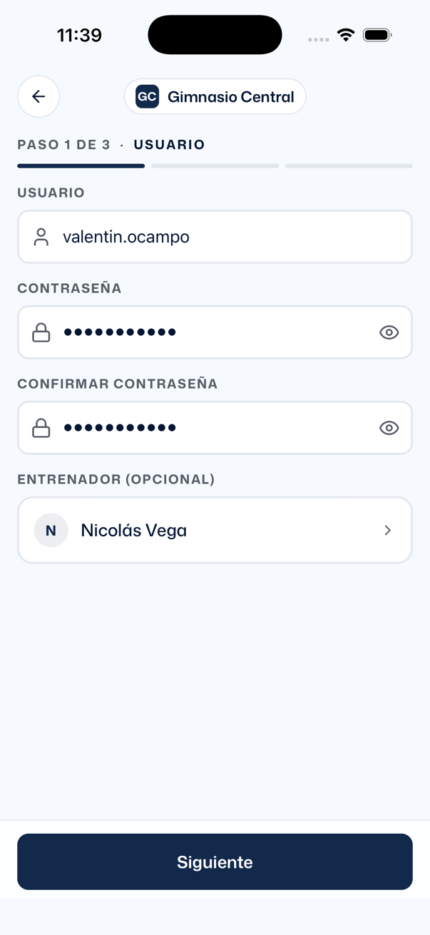 Paso 1 completo: usuario valentin.ocampo, contraseña y confirmación ocultas con puntos, y Nicolás Vega elegido como entrenador