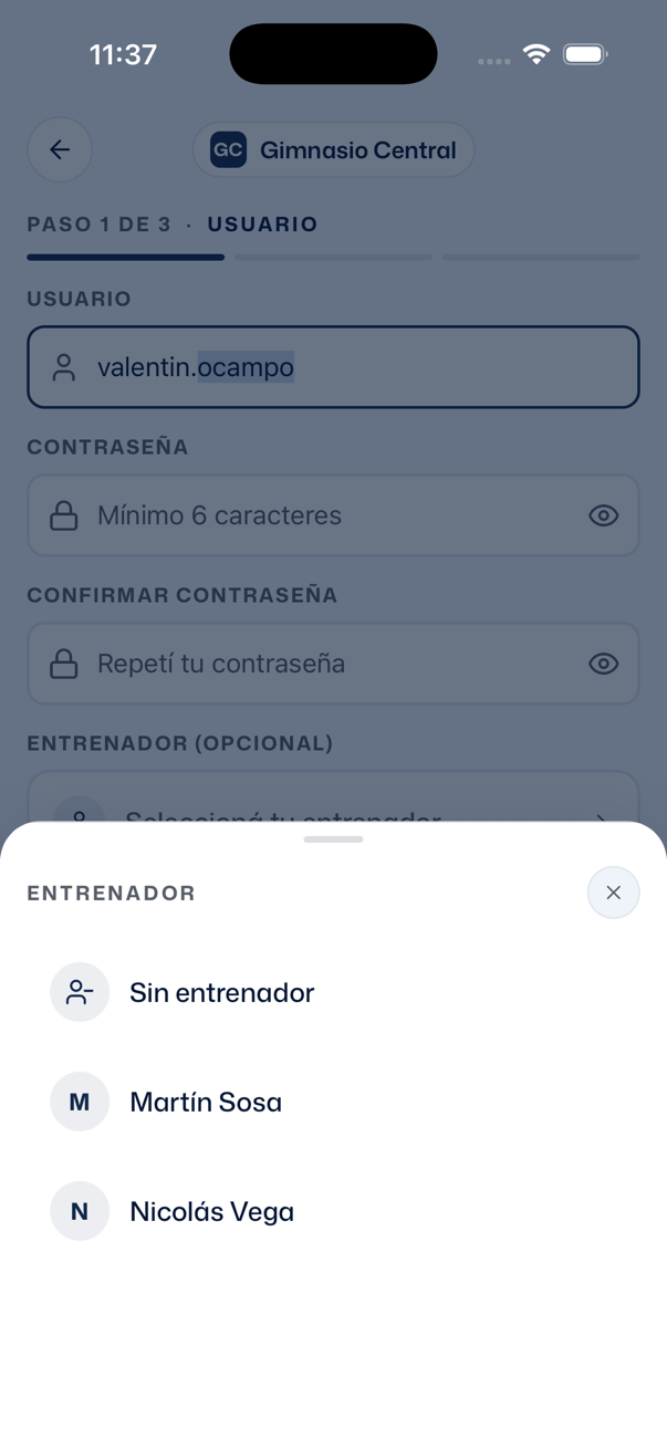 Hoja Entrenador que sube desde abajo, con las opciones Sin entrenador, Martín Sosa y Nicolás Vega