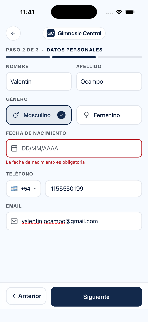 Paso 2 con nombre, apellido, Masculino marcado, teléfono y email cargados, y el campo de fecha en rojo con el error La fecha de nacimiento es obligatoria