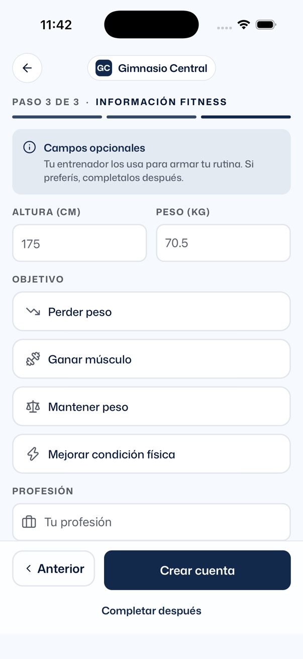 Paso 3 de 3 Información fitness: el aviso Campos opcionales con Tu entrenador los usa para armar tu rutina. Si preferís, completalos después; Altura (cm) 175, Peso (kg) 70.5, Objetivo con cuatro opciones, Profesión, y abajo Anterior, Crear cuenta y el enlace Completar después
