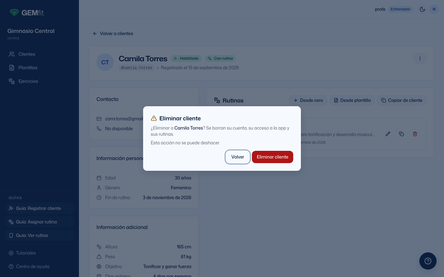 Ventana Eliminar cliente: ¿Eliminar a Camila Torres? Se borran su cuenta, su acceso a la app y sus rutinas. Esta acción no se puede deshacer. Botones Volver y Eliminar cliente